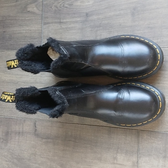 DR. MARTENS AIRWAIR BLACK LEATHER SHEARLING TRIM BOOTS WOMANS 10/42 - Picture 3 of 10